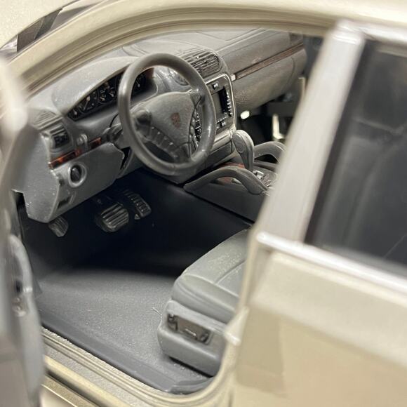 Maisto Porsche Cayenne 1/18 Scale Diecast Model in Silver - Picture 7 of 9